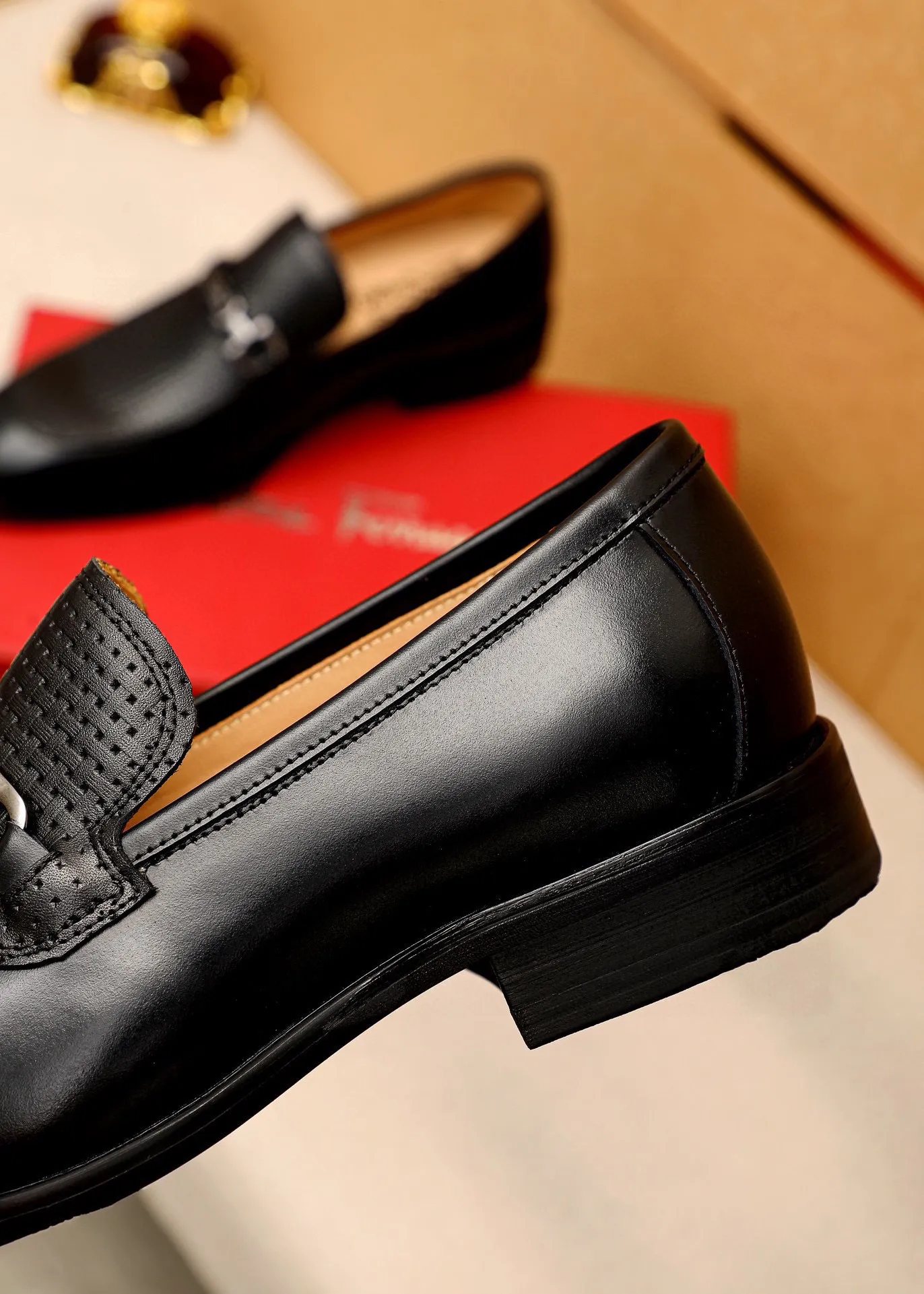 Men's shoes 💰460 💐 Product trademark: Ferragamo "Ferragamo" casual leather shoes Regular size: 38-44 (custom-made for 45🉑️) Product materials: Selected imported first-layer calfskin embossed upper + original hardware buckle, imported water-dyed cowhide leather lining. Strong three-dimensional visual effect, combined outsole Color: 2⃣️colors available